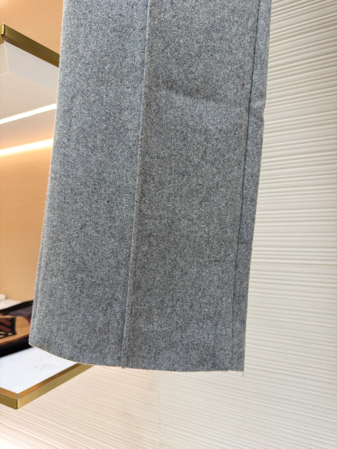 LOUISVUITTON iron label wool trousers ●Authentic product: purchased and developed by 10874 ●Item number: 1680852-B15 ●Fabric: wool blend ●Technology: positioning cutting machine ●Version: fitted version ●Weight: about 735 grams ●Size: S-M-L-XL ●Description: Customized 80% wool, 14% spandex, 6% blended sheep wool fabric, full of texture and refined tailoring to reinterpret the dynamic silhouette. The elastic waist upgrades the drape texture, the side pockets are cleverly integrated into the stitching, and the facial pleats are infused with elegance. The left leg is decorated with the brand's metal logo to once again confirm the brand's identity. The overall wiring is straight and delicate, the fabric is comfortable and soft, and the color is consistent without color difference. It can be matched with the same style to create a fashionable look and control various occasions. Customized accessories, complete with three standards, same style for men and women!